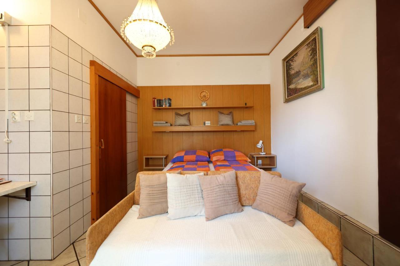 Apartments Pika Krk Town Exterior photo
