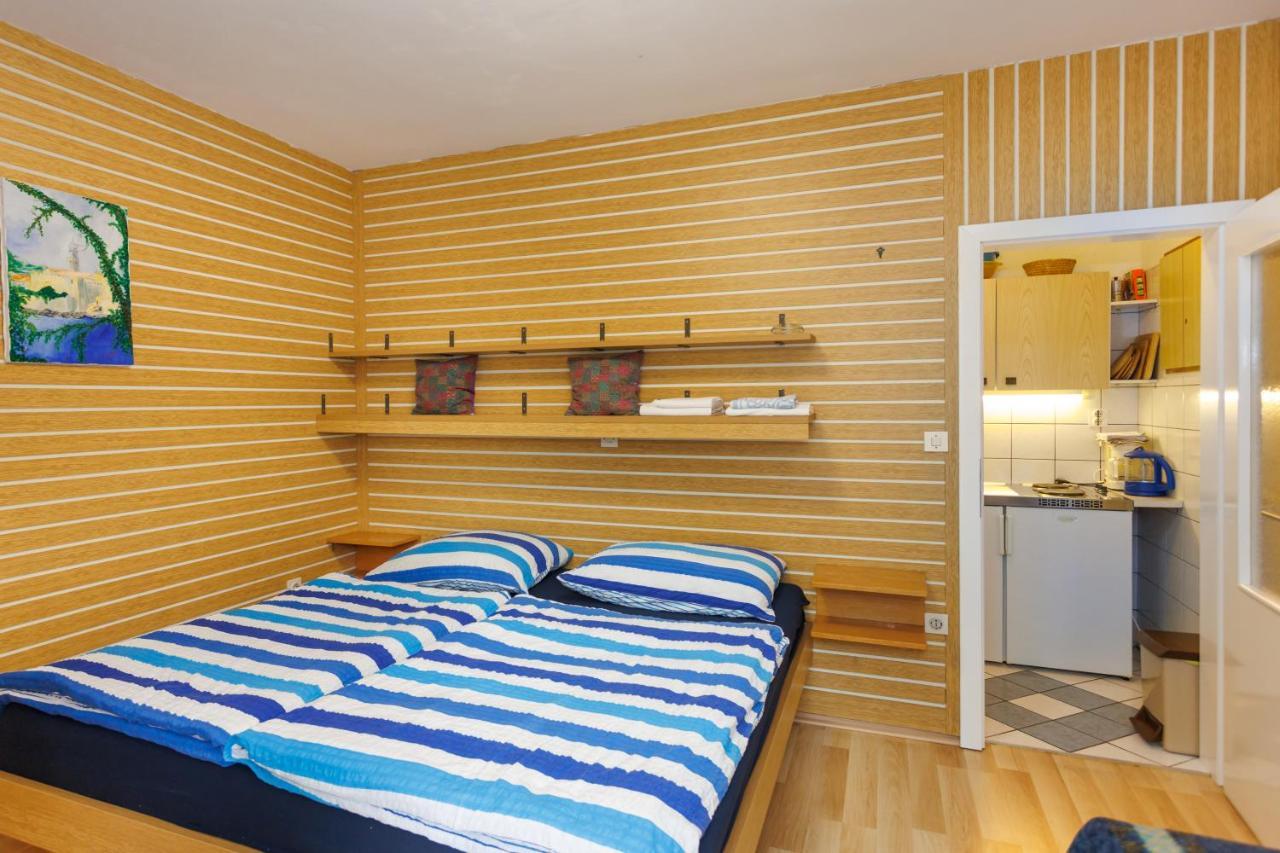 Apartments Pika Krk Town Exterior photo